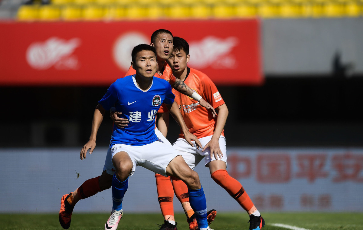 孙兴慜被热刺门将推搡成热门,还记得曾诚推王上源吗?