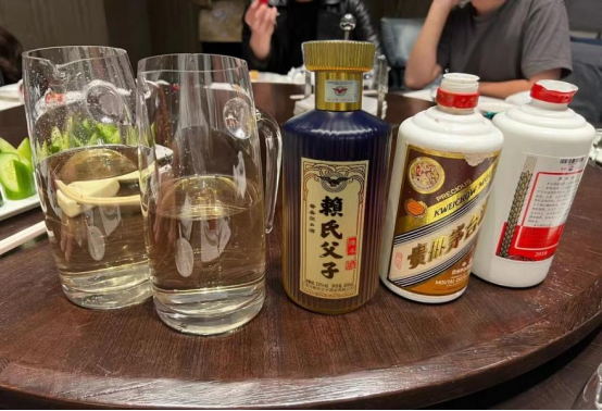 喝杜康酒照片图片