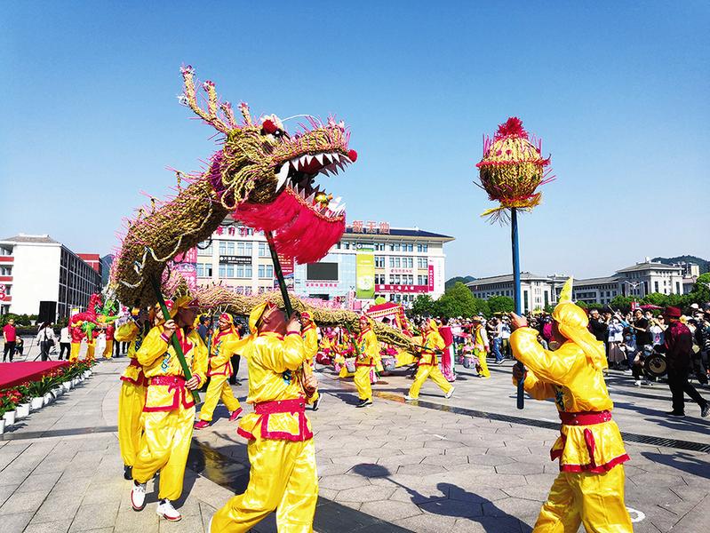 东至:平安草龙灯