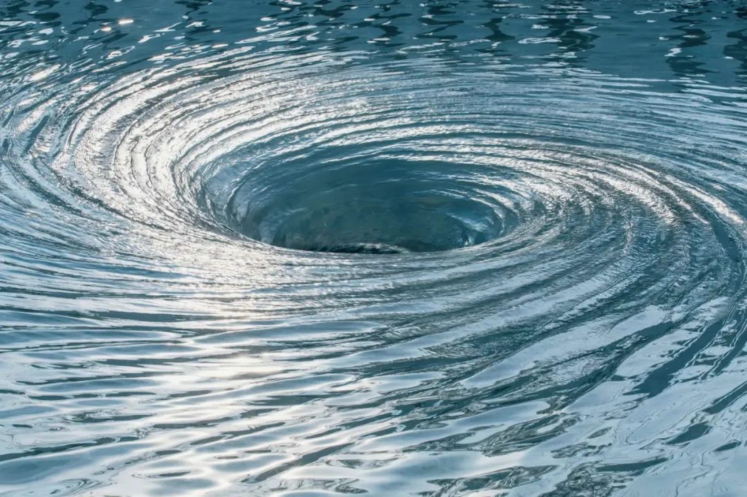 水中漩涡是怎么形成的?它的旋转方向是固定的吗?
