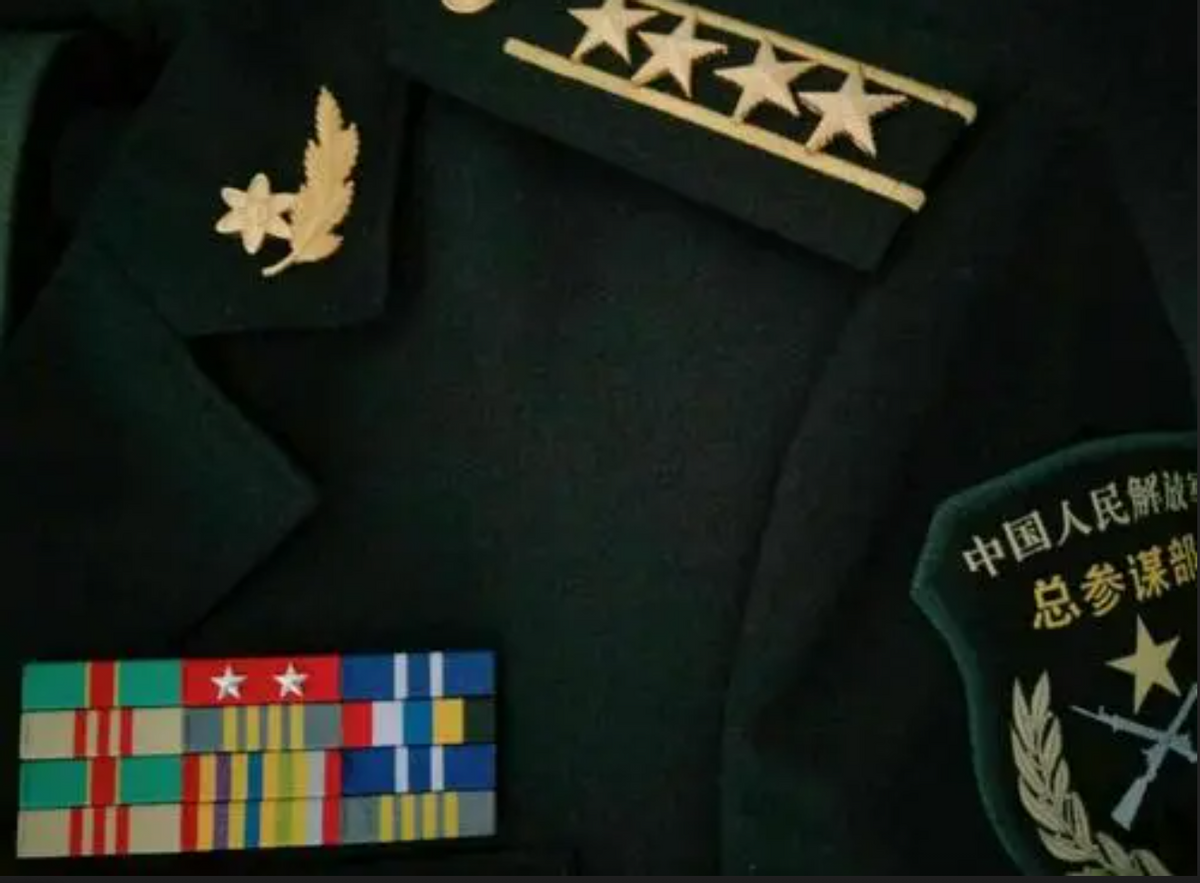 不只是装饰,还能看出很多信息?解放军军服左胸为何会佩戴条码?