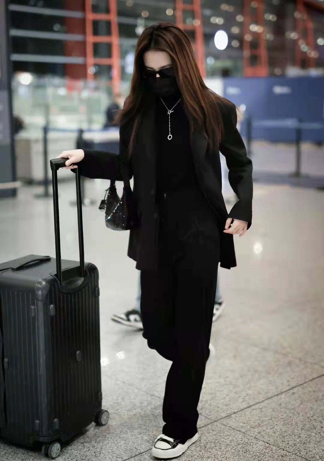 徐璐黑色西服套装叠穿同色高领打底衫allblack穿搭时髦又精致