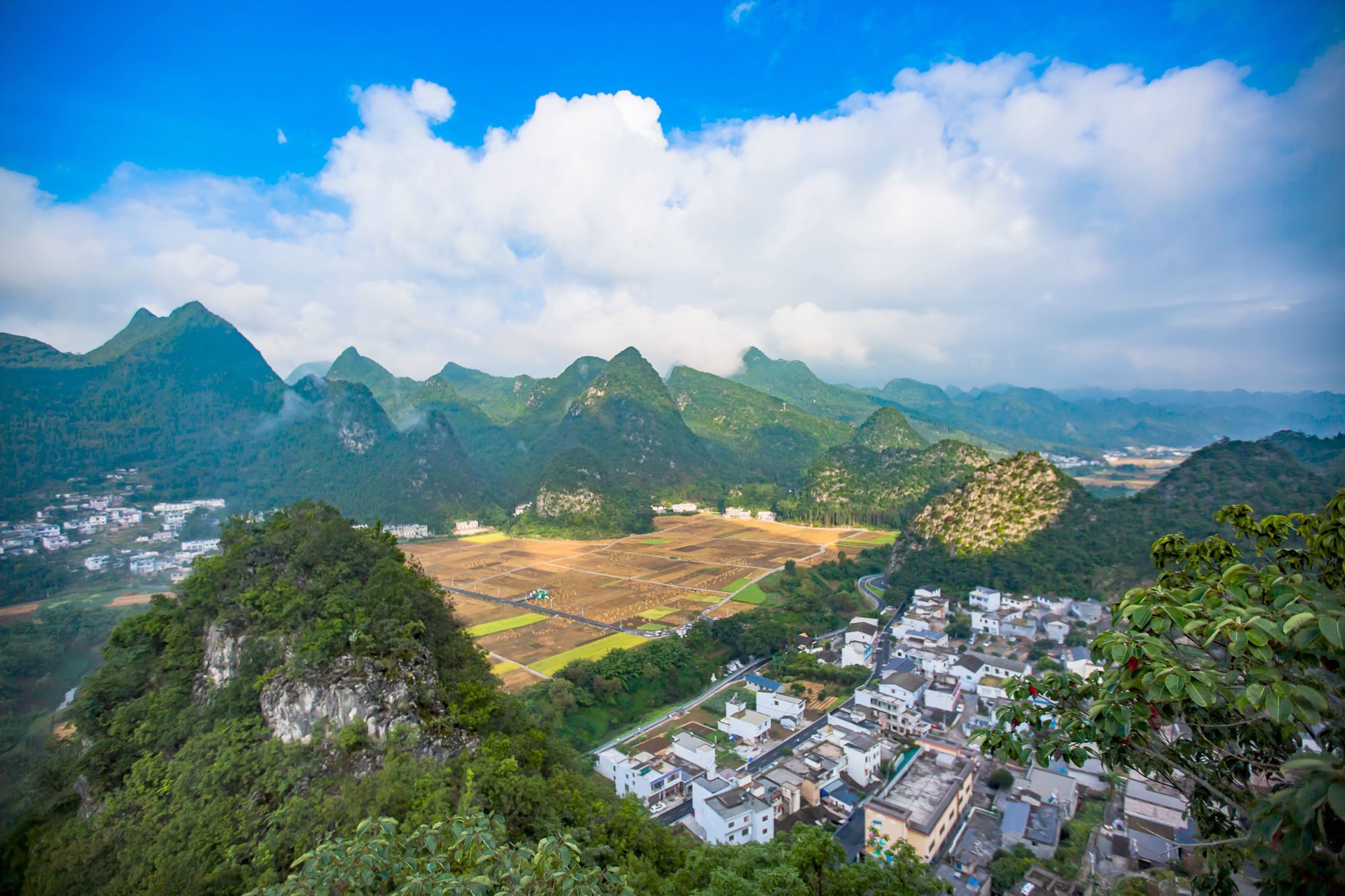 贵州兴义万峰林,磅礴数千里,航拍风景如画,看后让人叹为观止