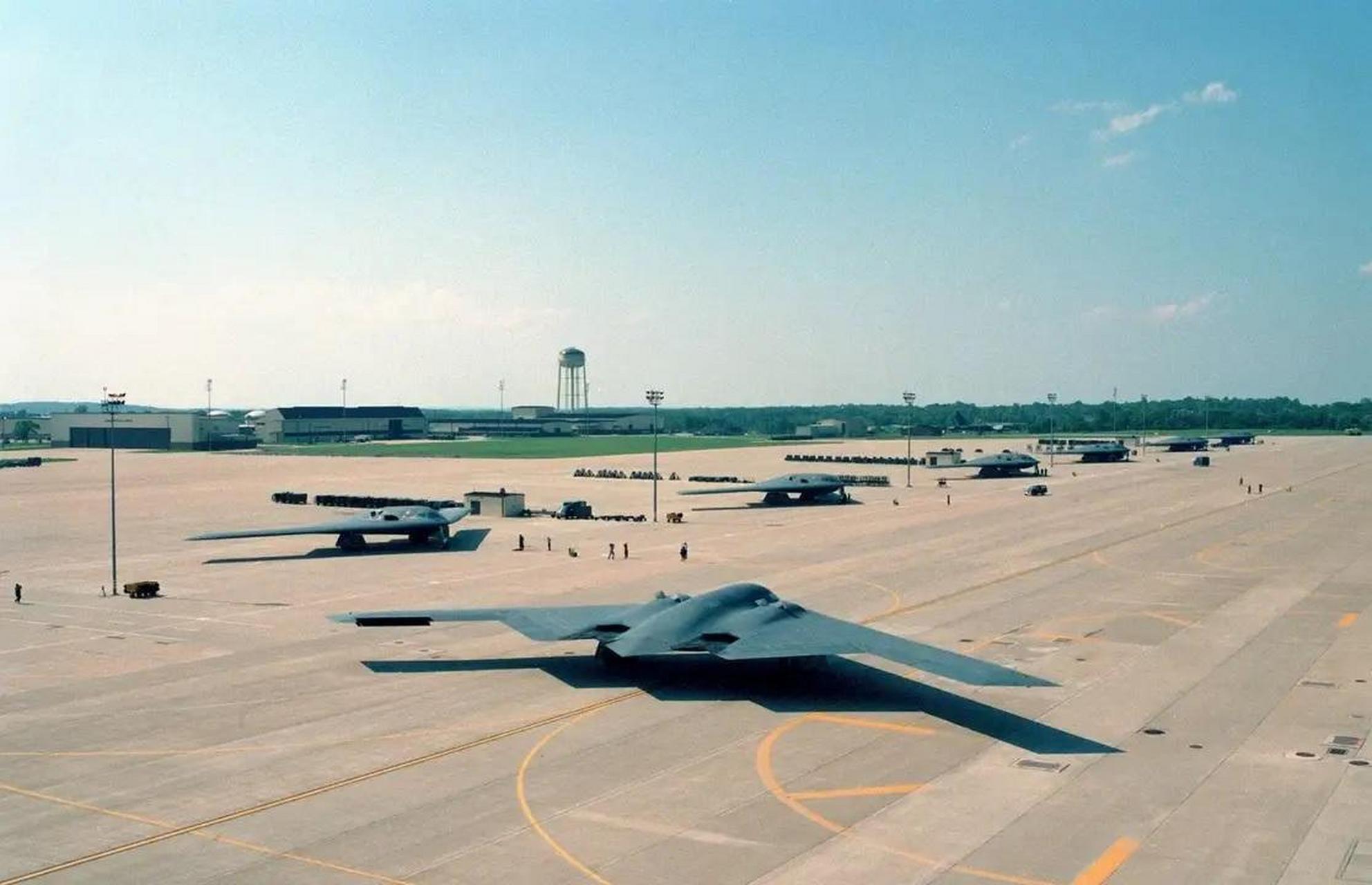 亮相,对于这款战略轰炸机,国人非常期待,也引起了国外媒体的诸多关注