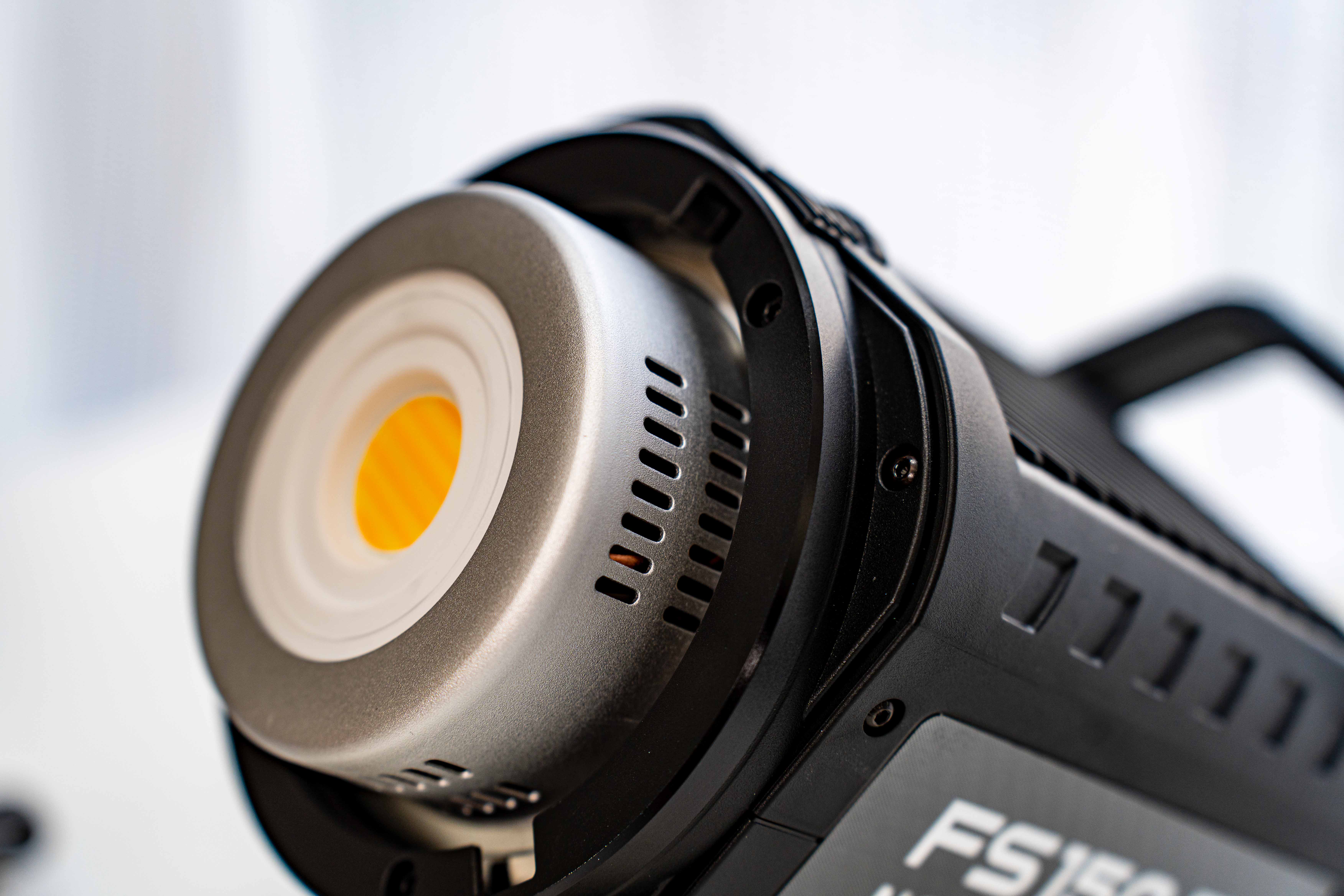 技术不够硬件来凑给索尼a74安排套补光灯丨纽尔fs150b摄影灯