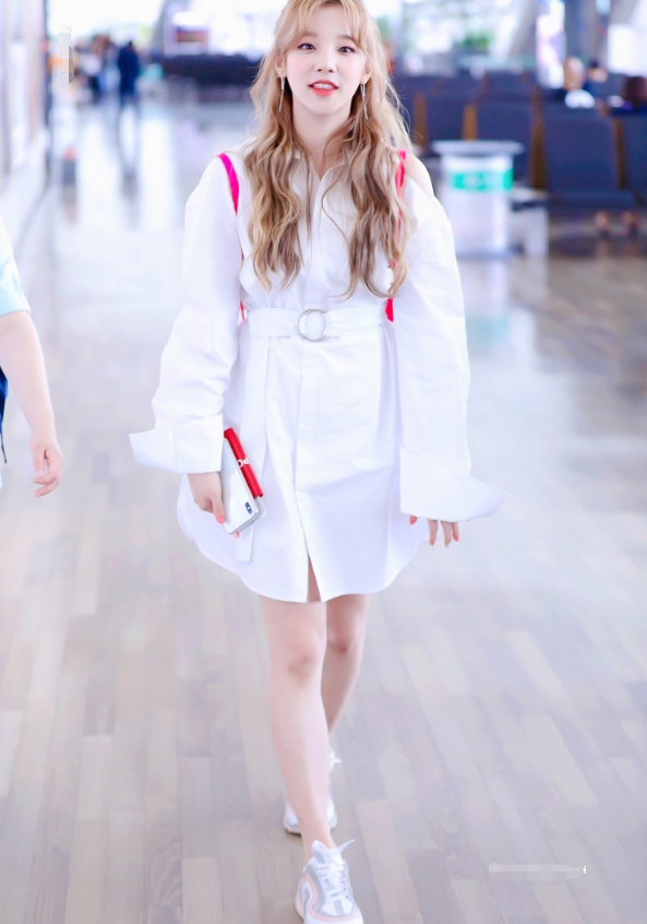 宋雨琦为证自己是"腿精",短裤只有5cm长,穿上后才知显腿长