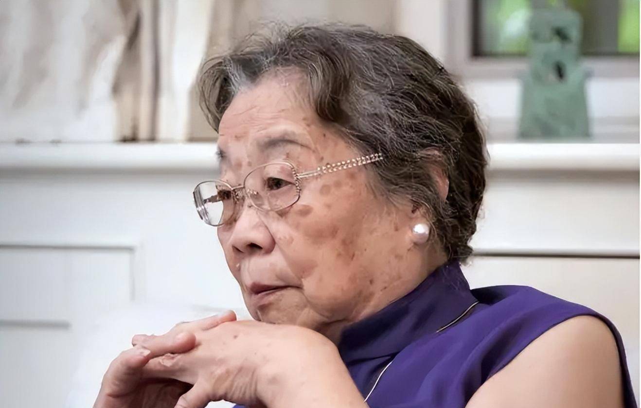 林洙晚年拍卖遗作引争议,为何嫁大27岁梁思成?沈从文:她爱钱