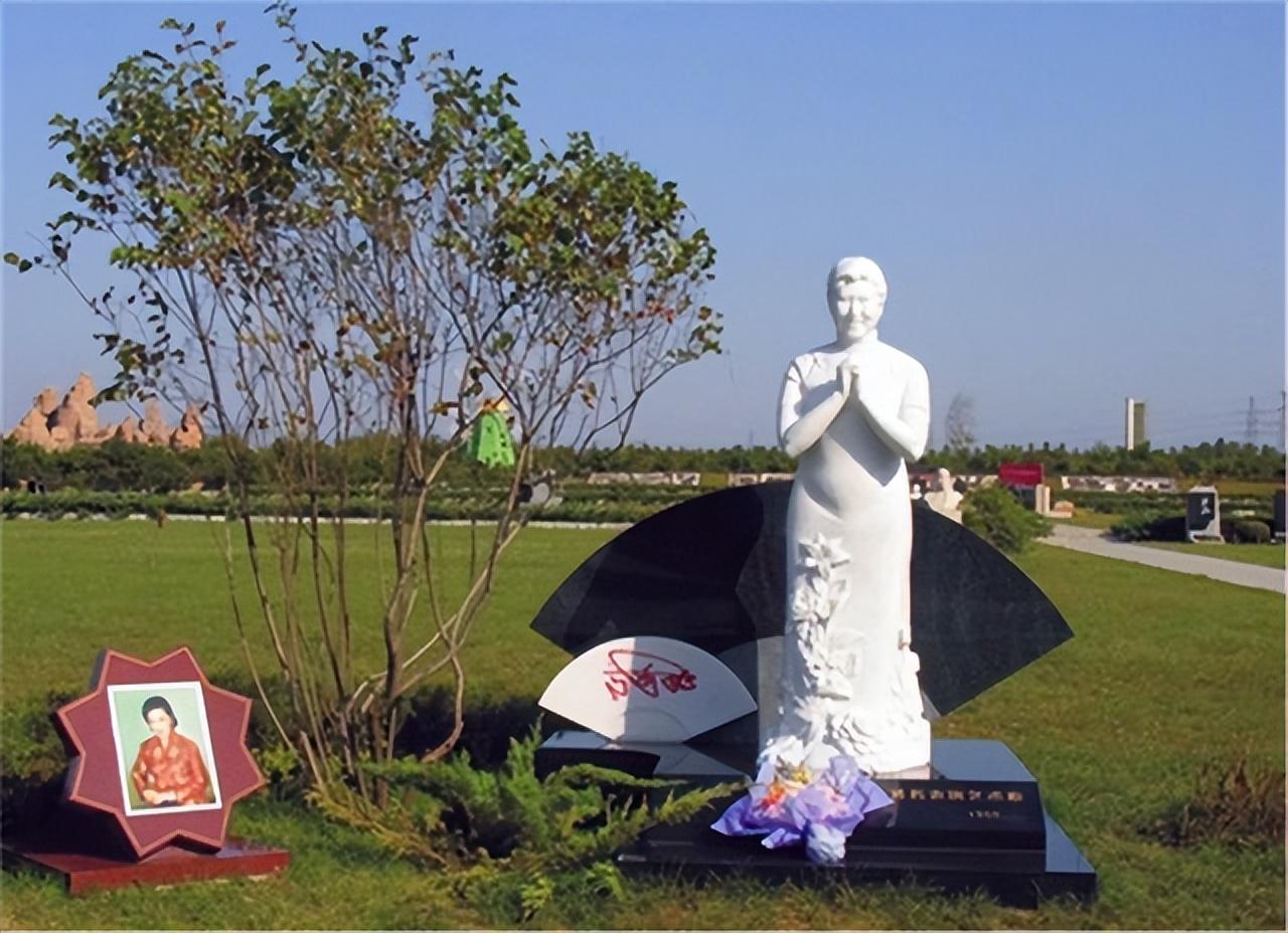 小品王高秀敏墓:雕像是谢幕专用动作,碑上仅有出生年份意义特殊