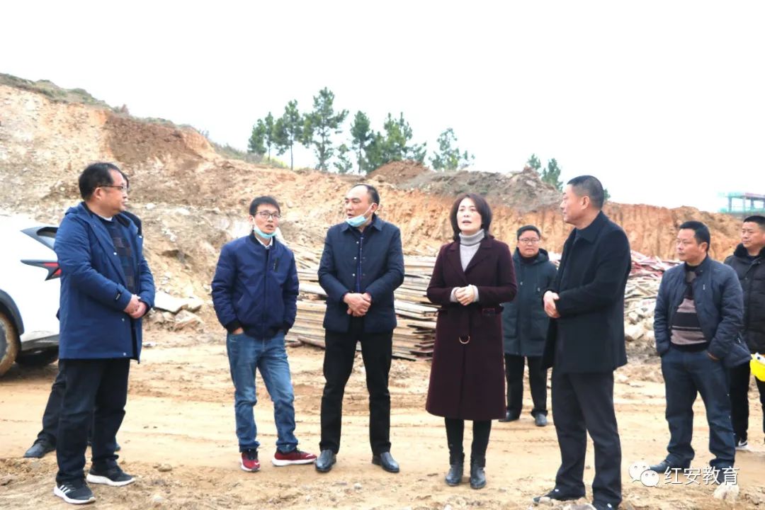 曾红波督导基伟小学工程建设