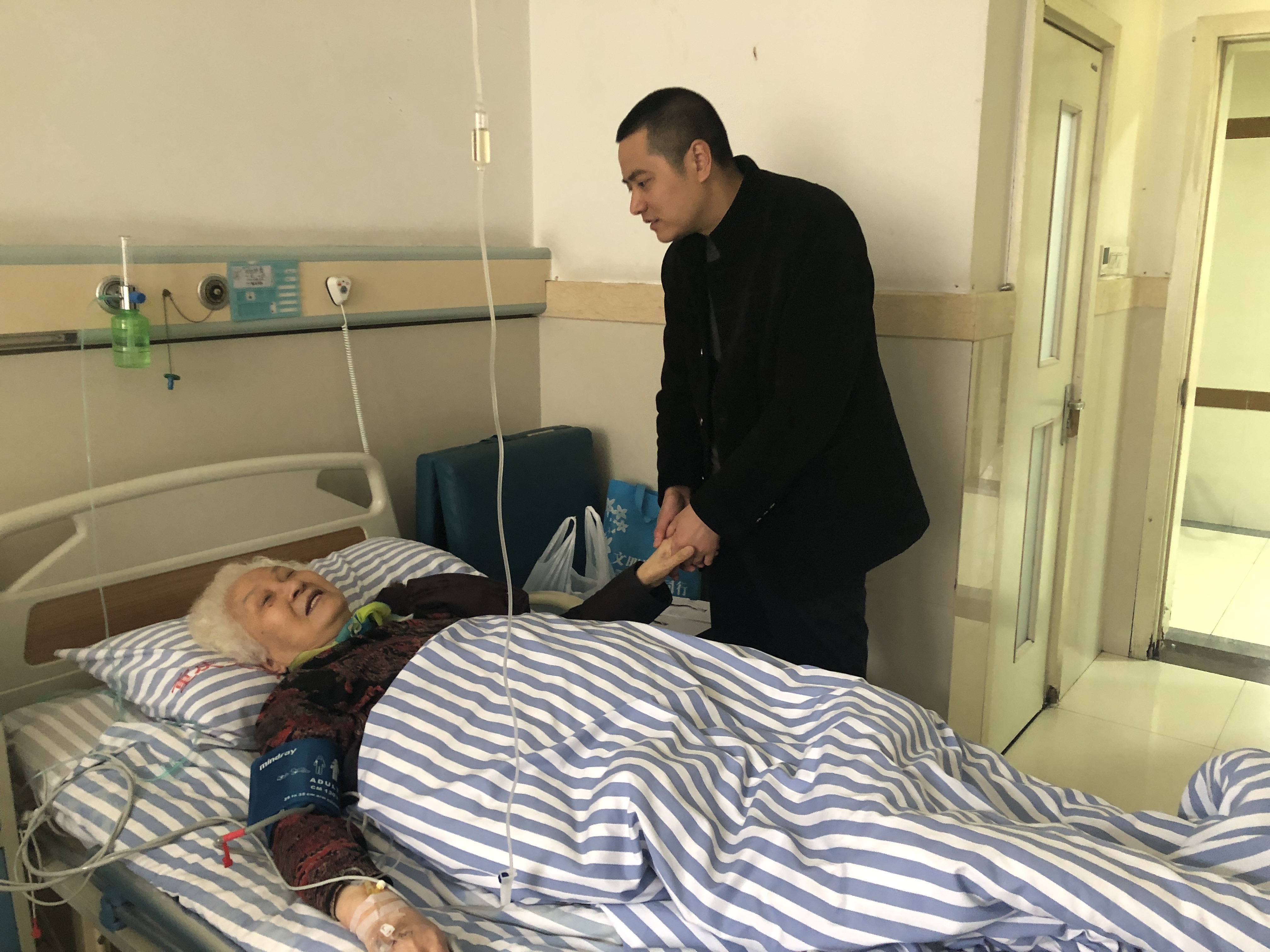 父母把2套房给大儿子,小儿子气得脱离关系,父亲离世也不肯回家