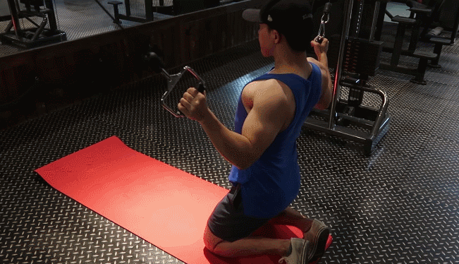 肩膀是小肌群,但却参与整个肩部的运动,锻炼肩膀能够改善比例