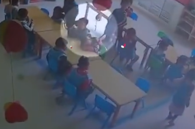 揪心!幼儿园男童呕吐后趴桌身亡