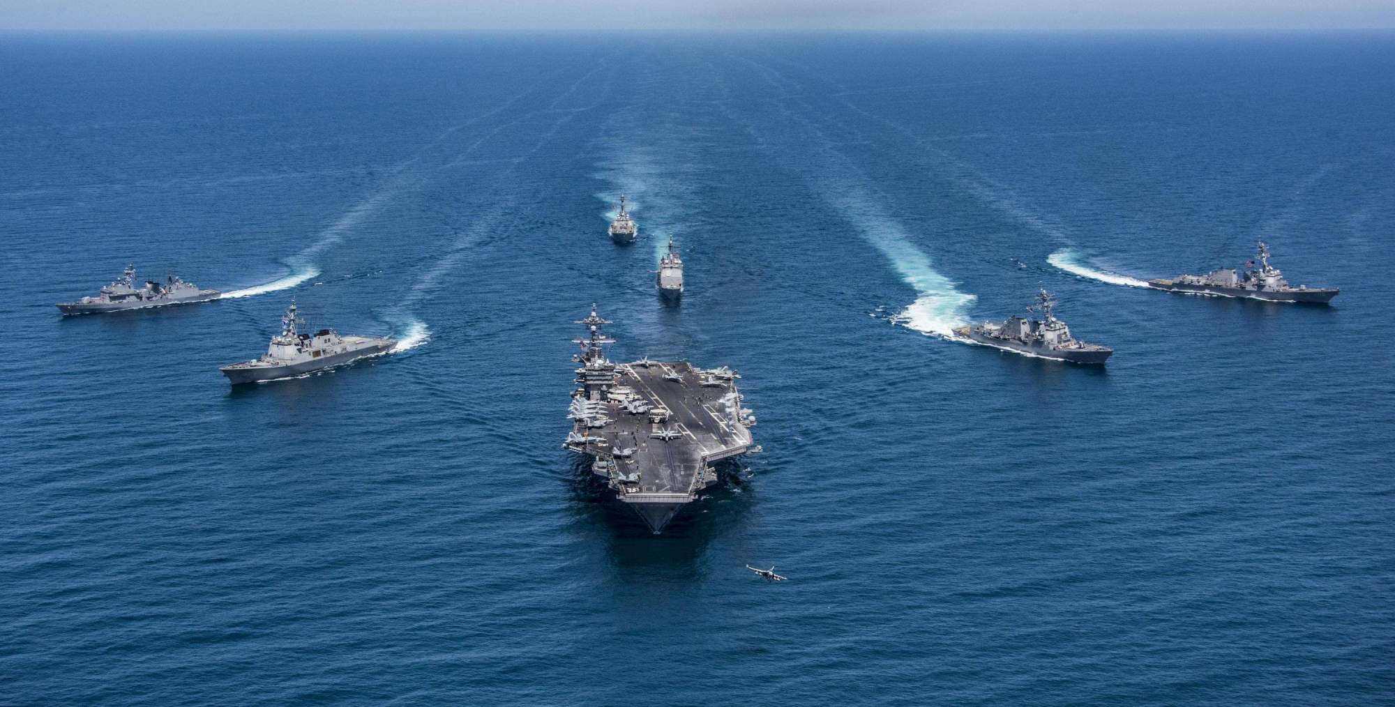 美双航母集结菲律宾海域,高调展示防区外导弹,假想敌是南海岛屿