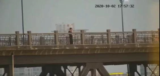 |“帮我转告下家里，我准备跳江了”，网友评论感人