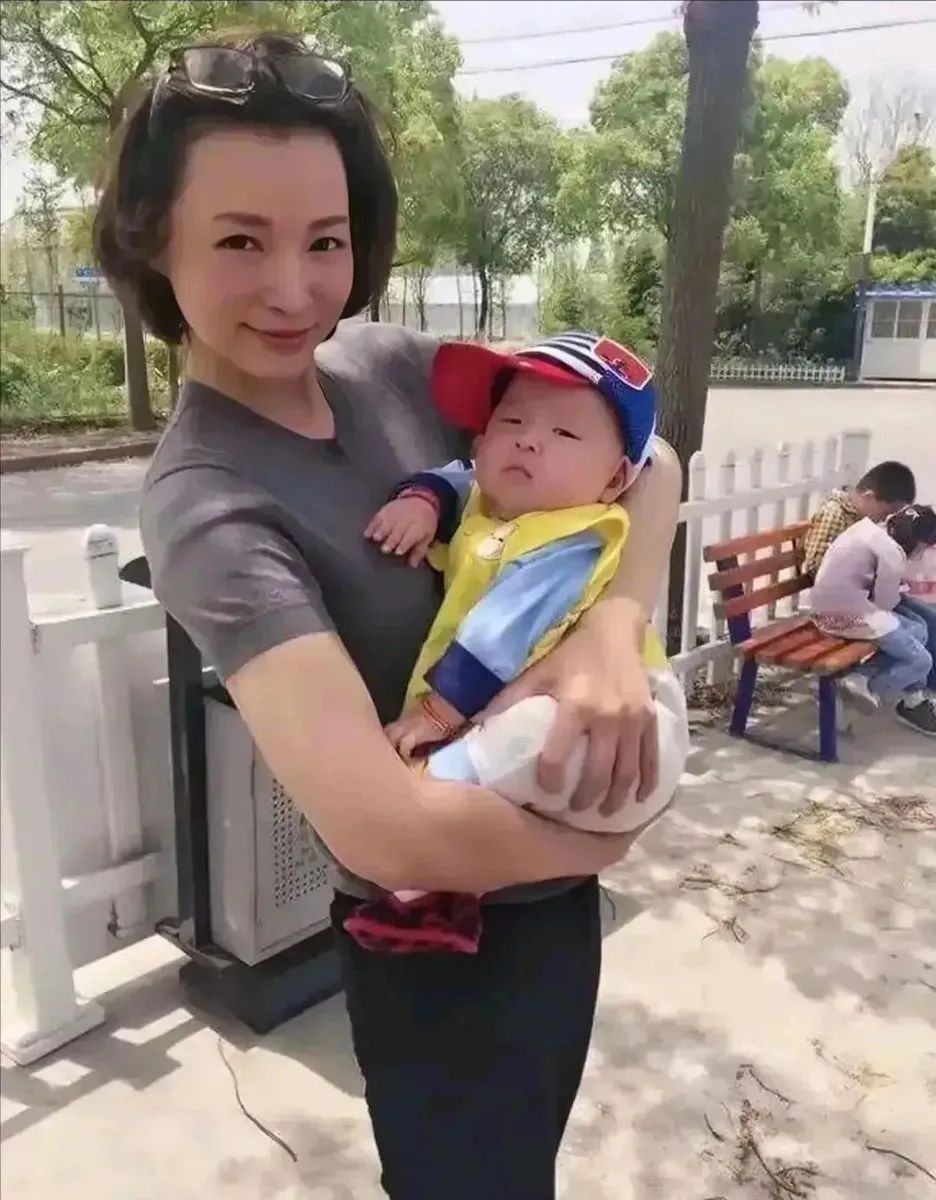 董卿回崇明老家吃席,拍照敬酒抱小孩毫无包袱,网友:气质在骨