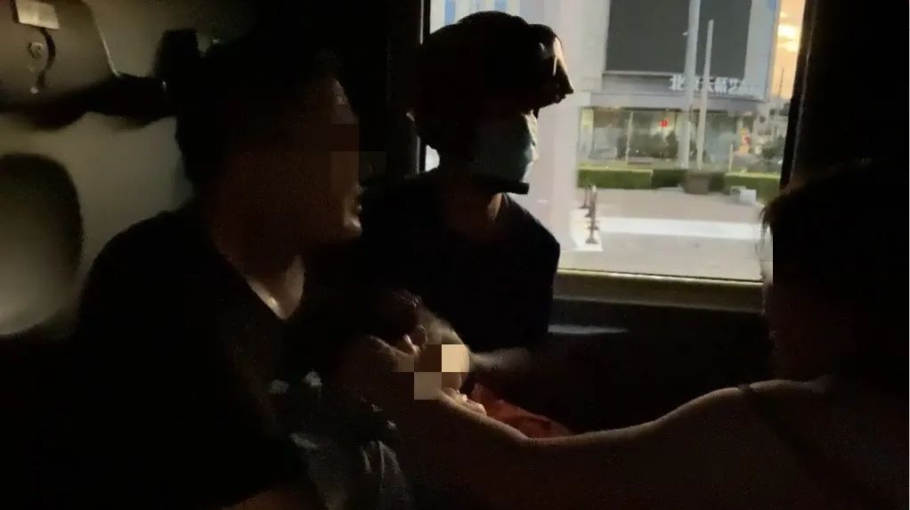 推荐“小朋友，不要睡！”暴雨天消防车变急救车，昏迷男孩6分钟送到医院