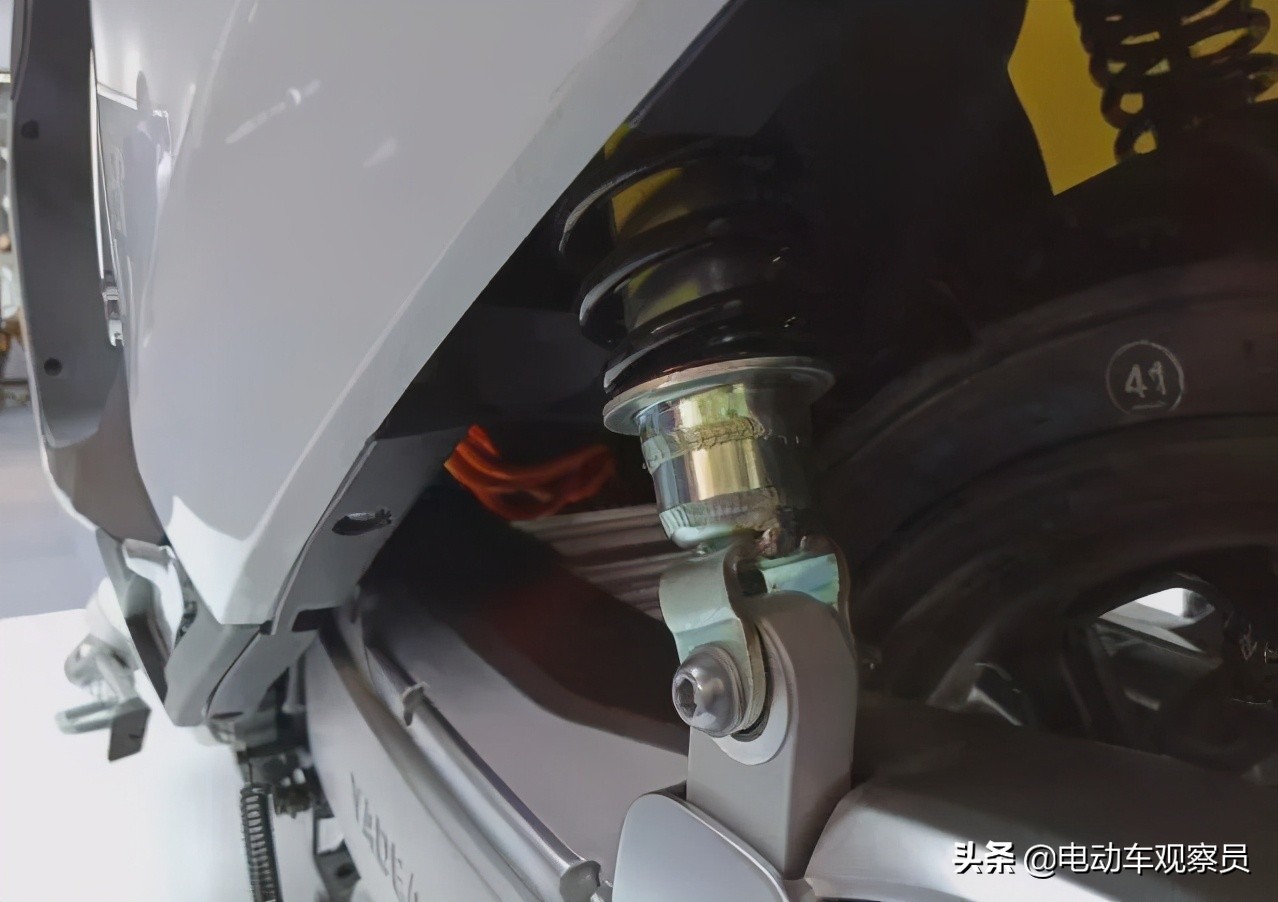 雅迪首款电机中置电动车,操控性更强,高密度锂电续航120公里