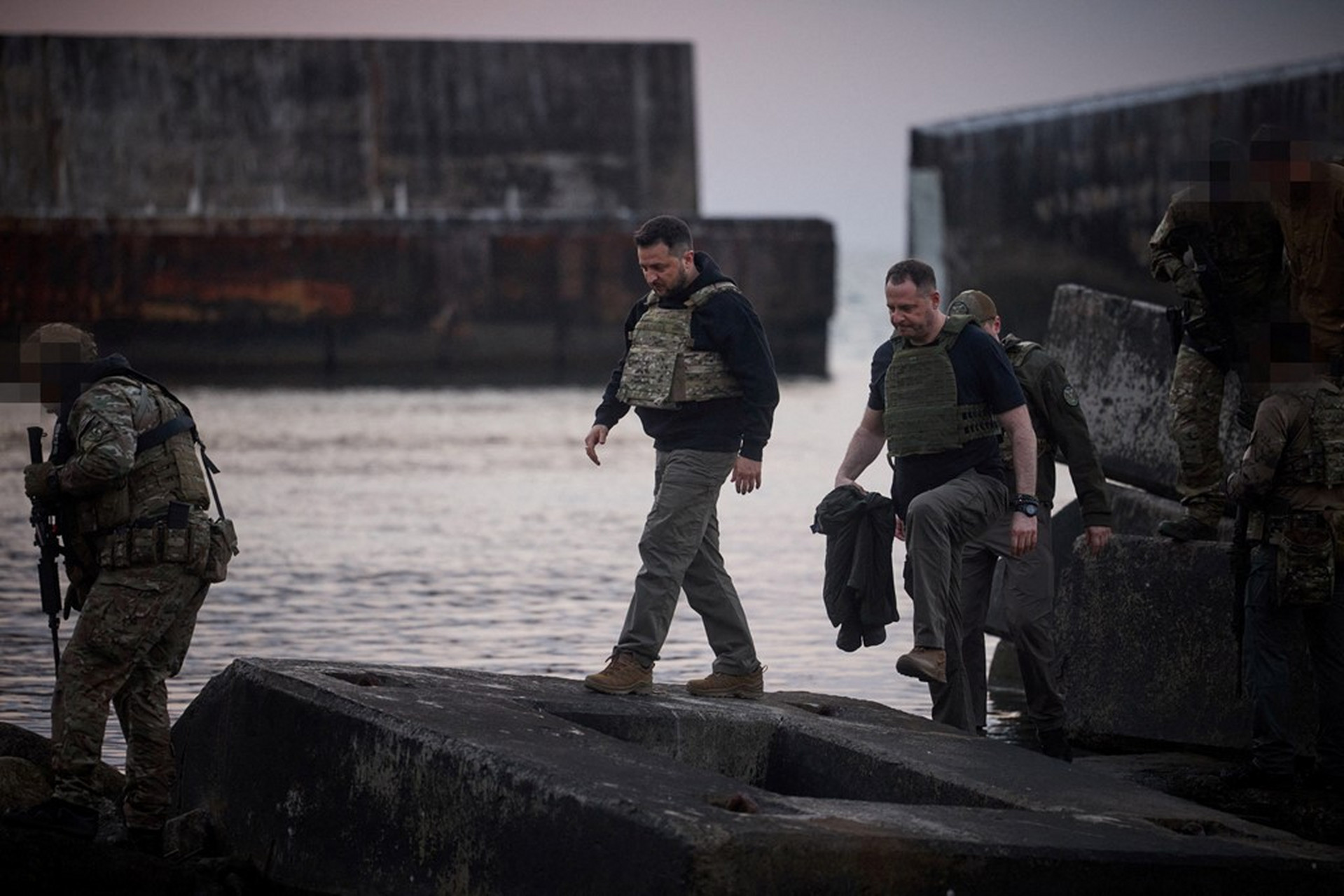 今天早些时候,弗拉基米尔·泽连斯基分享了一段前往蛇岛纪念乌克兰