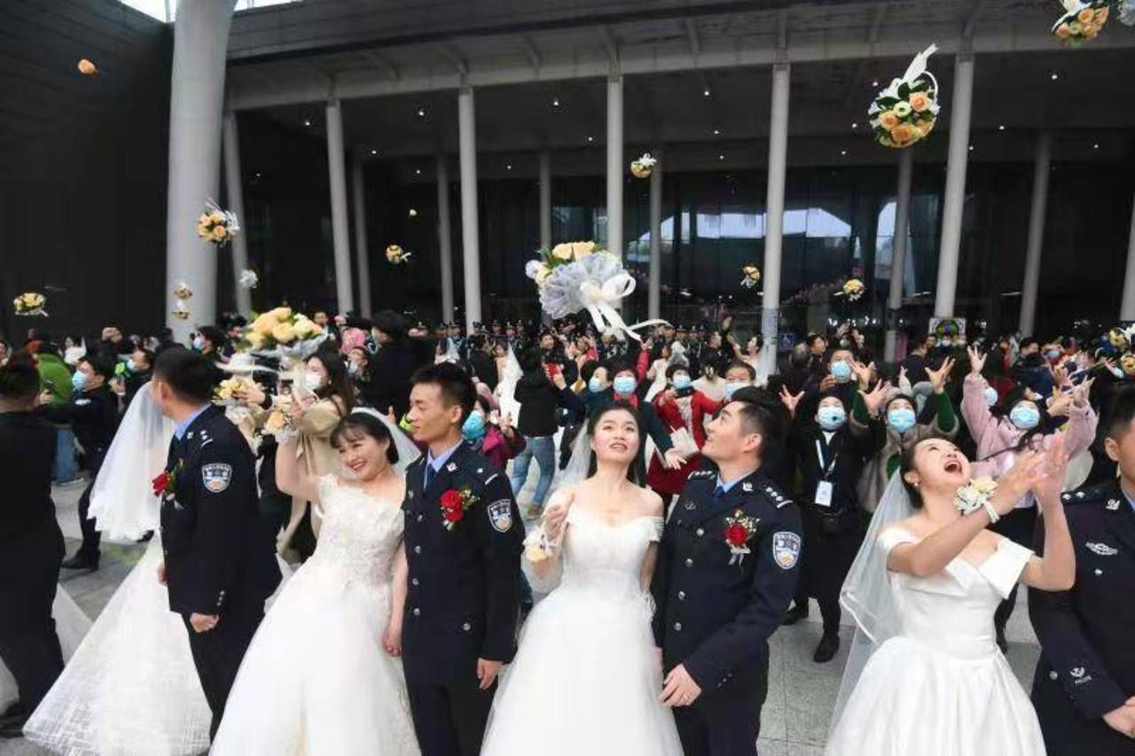 "2020汉警集体婚礼"在园博园举行 武汉公安38对新人喜结良缘