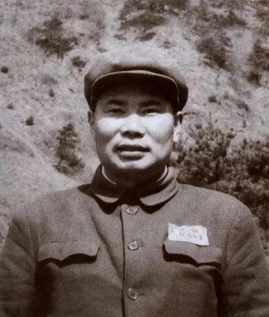 1968年,杨秋华报名参军,作为开国上将的女儿,她并没有被安排一个好