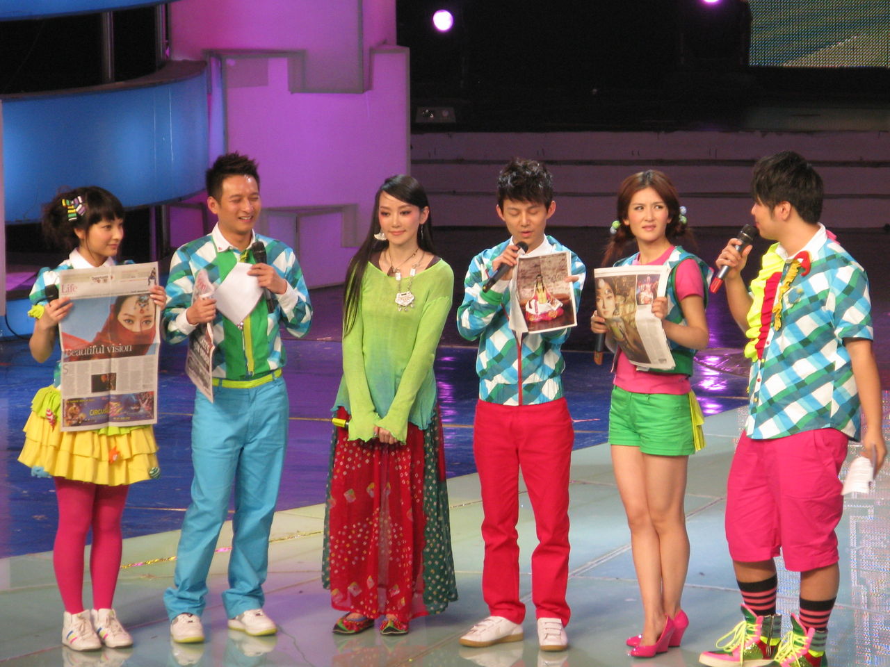 《快乐大本营》是将通俗艺术搬上舞台.湖南卫视以深厚的地域文化