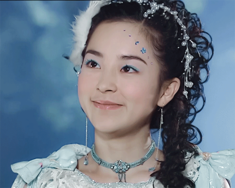 平行向上的微笑 仔细观察就会发现谢元真的笑容都是平行向上的 这是