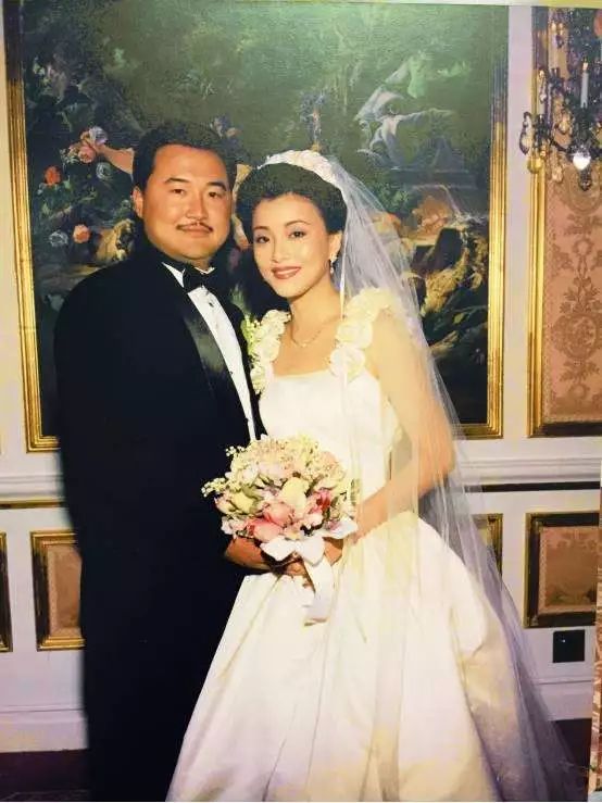 杨澜陪富豪老公在瑞典领奖,紧搂对方甜秀恩爱,被曝全家移民美国