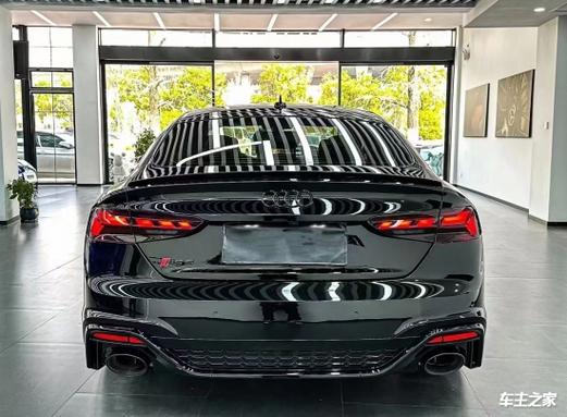 奥迪rs6三厢版实拍图发布,超越布加迪威龙的速度与豪华!