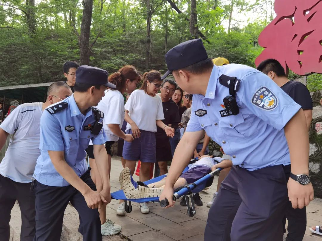 警察帮助别人的图片图片