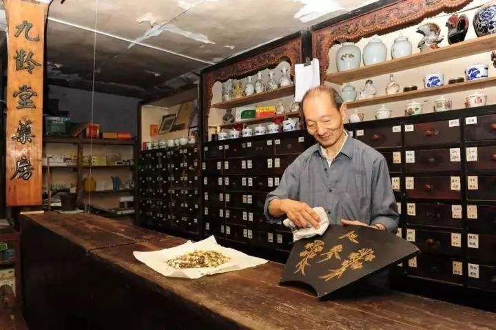 重庆中山镇的老街上,有家清代创办的老药铺,镇店之宝是块匾