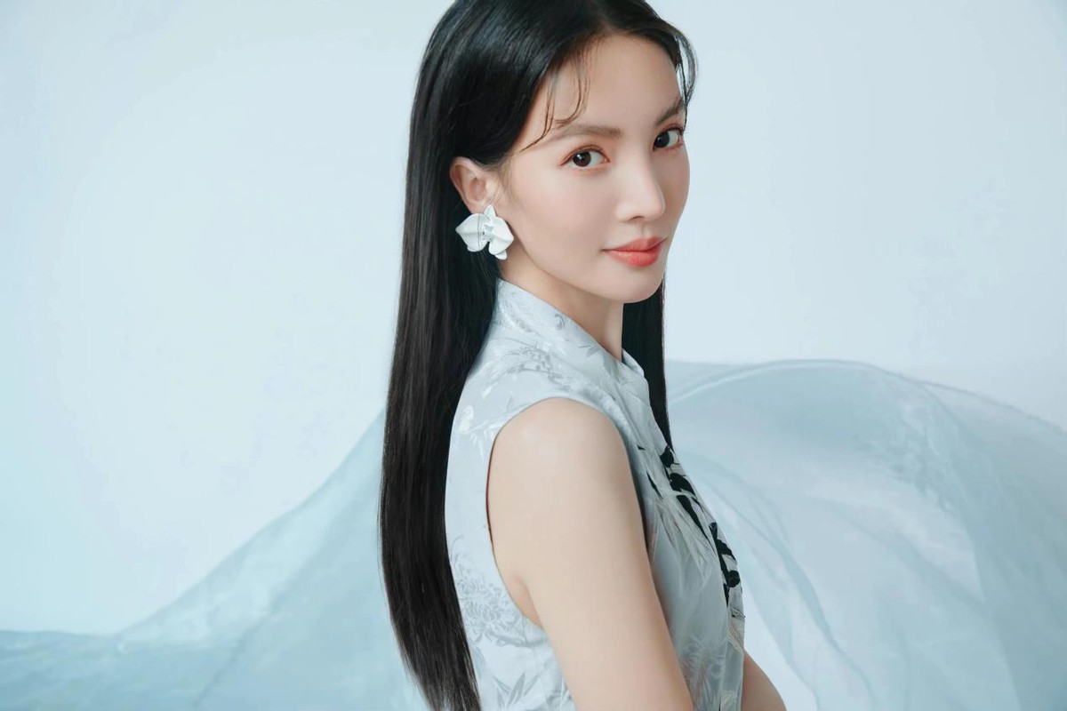金晨旗袍配高筒靴好时髦,长发披肩清新优雅,演绎新国风之美