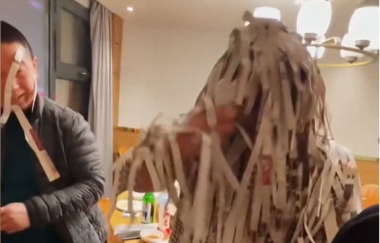 东北男子打牌输了贴纸条,一大哥浑身纸条淡定出牌:脸都看不到了