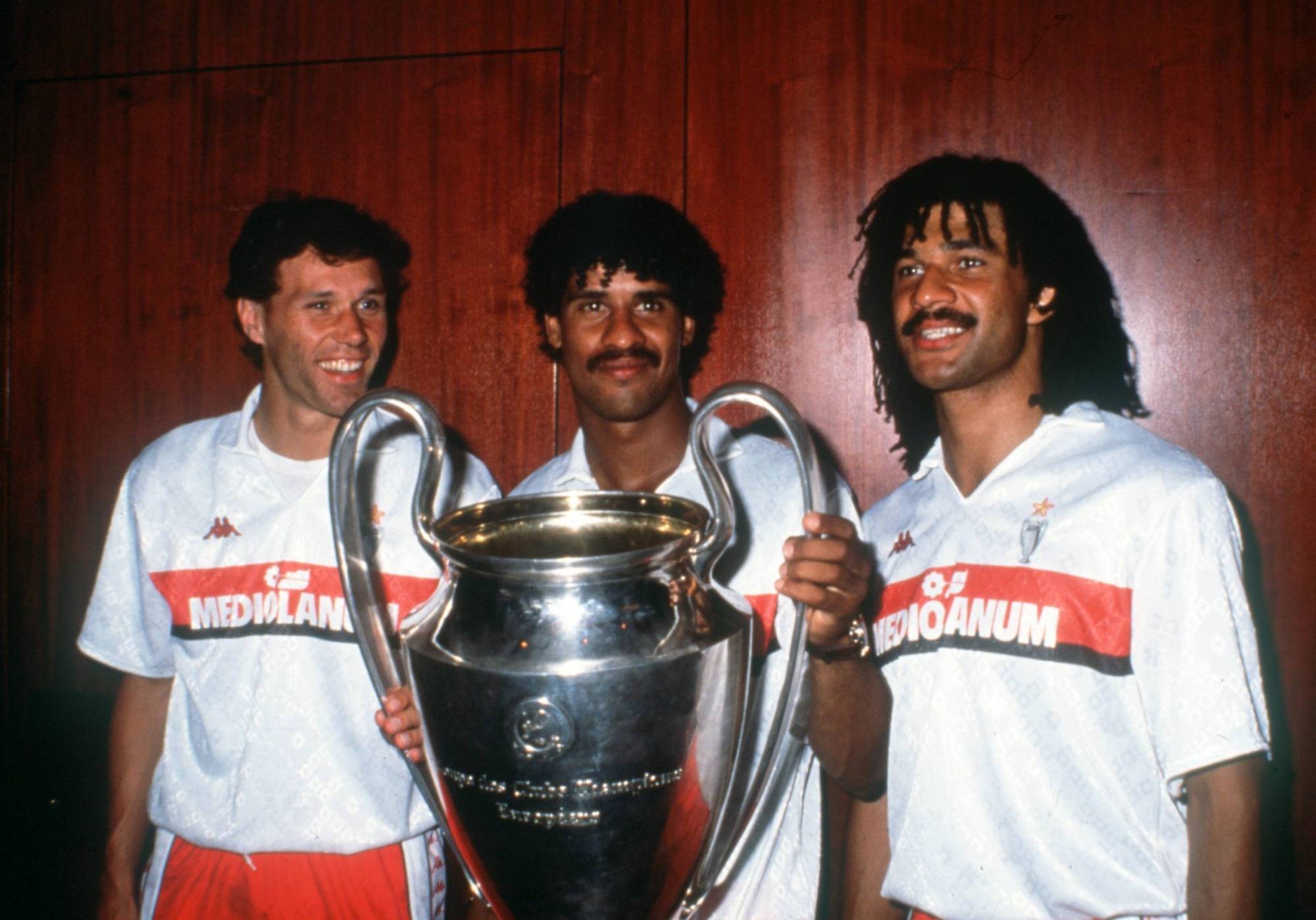 荷兰三剑客如何齐聚米兰?辫帅天价超老马,从里斯本偷回黑天鹅