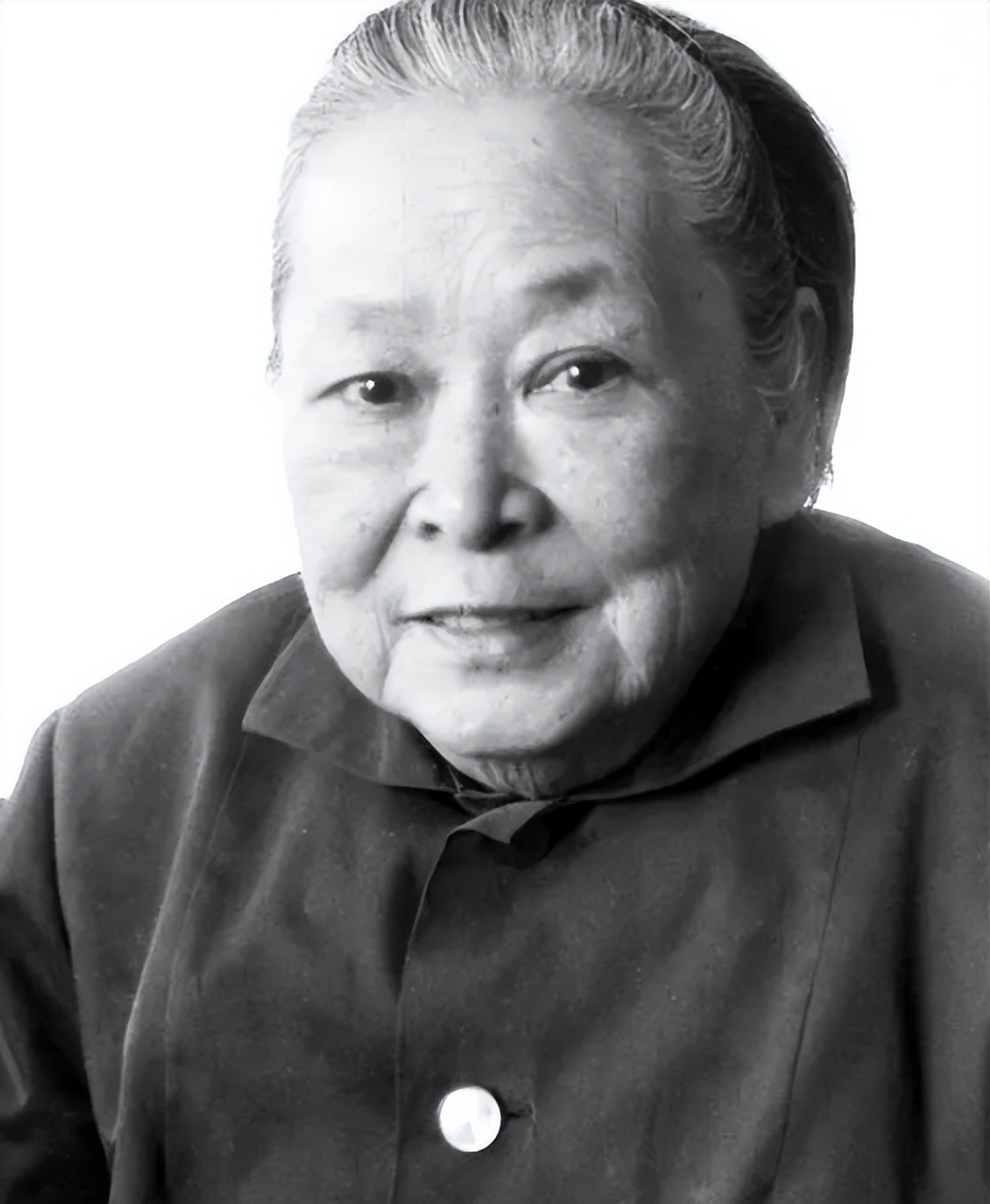 曾宪植:黄埔军校第一位校花,后来嫁给元帅,曾任总理夫人的秘书