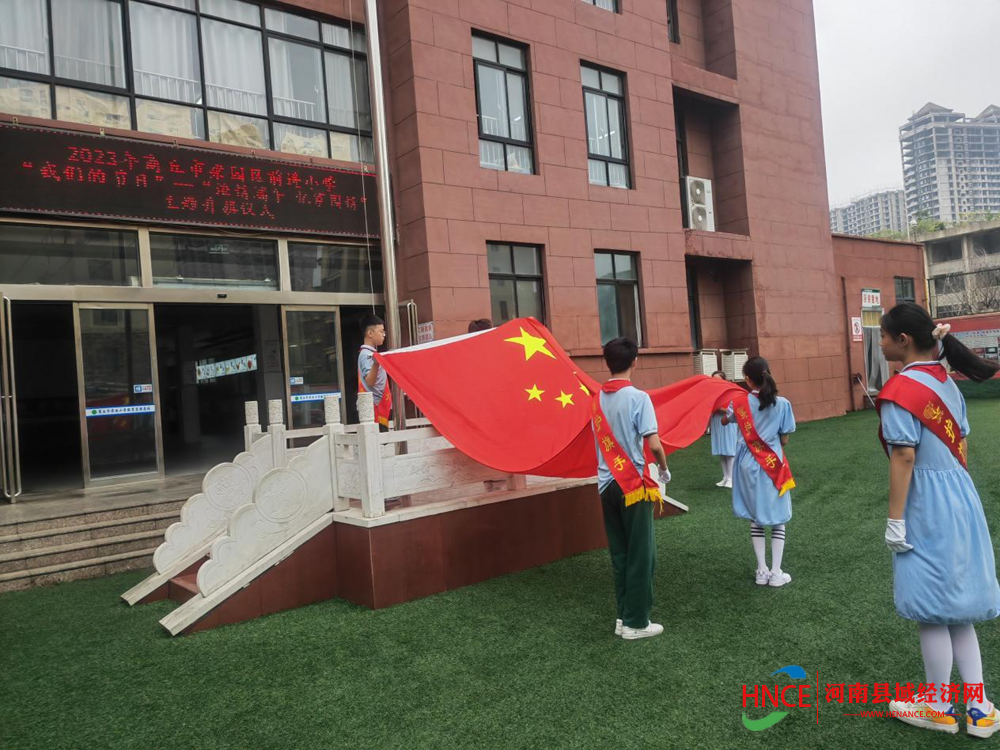 商丘市梁园区前进小学举行"粽香忆端午传承家国情"主题升旗仪式