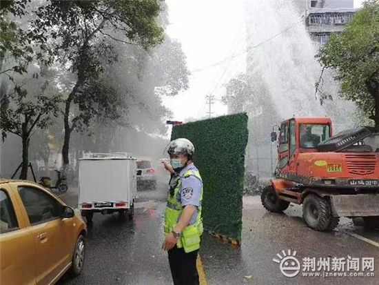 挖掘机“闯祸”挖断供水管 民警积极疏导保障抢修