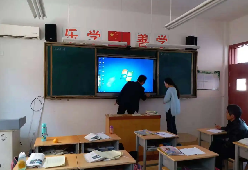 救救娃,让老师用黑板讲课吧!家长请学校搬走电子屏,可惜不现实