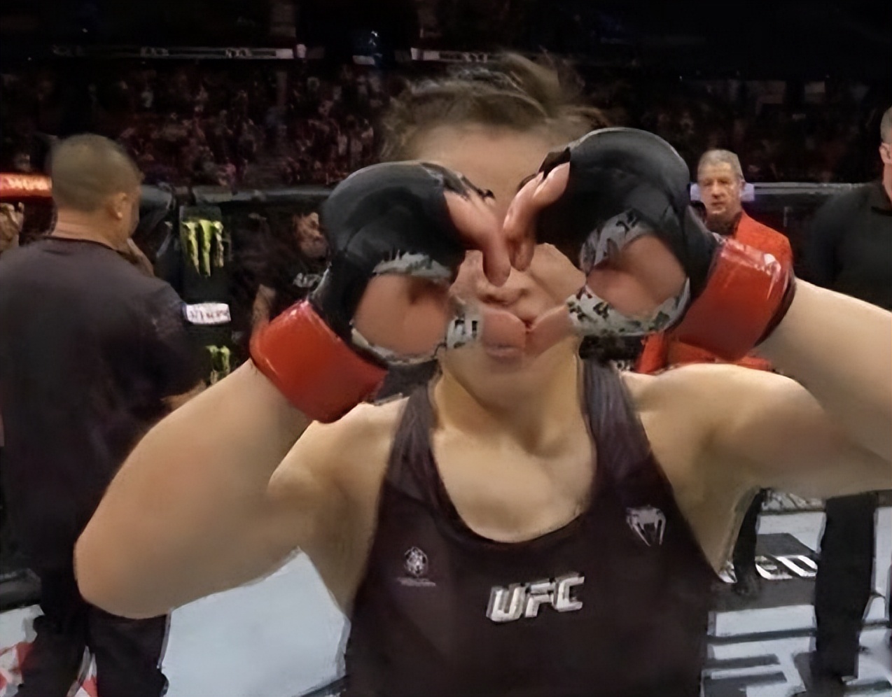 空翻比心!张伟丽ko乔安娜宣言:展现中国女性力量,人民日报大赞