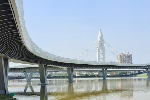 西安新增地标,是国内跨度最大的自锚式悬索桥
