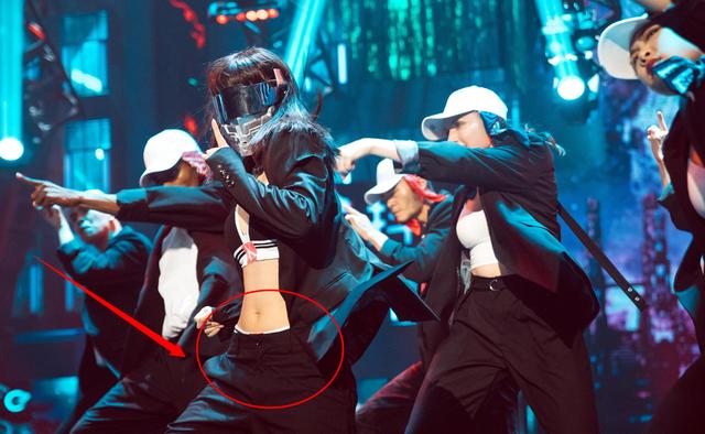 《蒙面舞王》李菲儿热舞,性感身材一览无遗,裤子却被叫往上提提