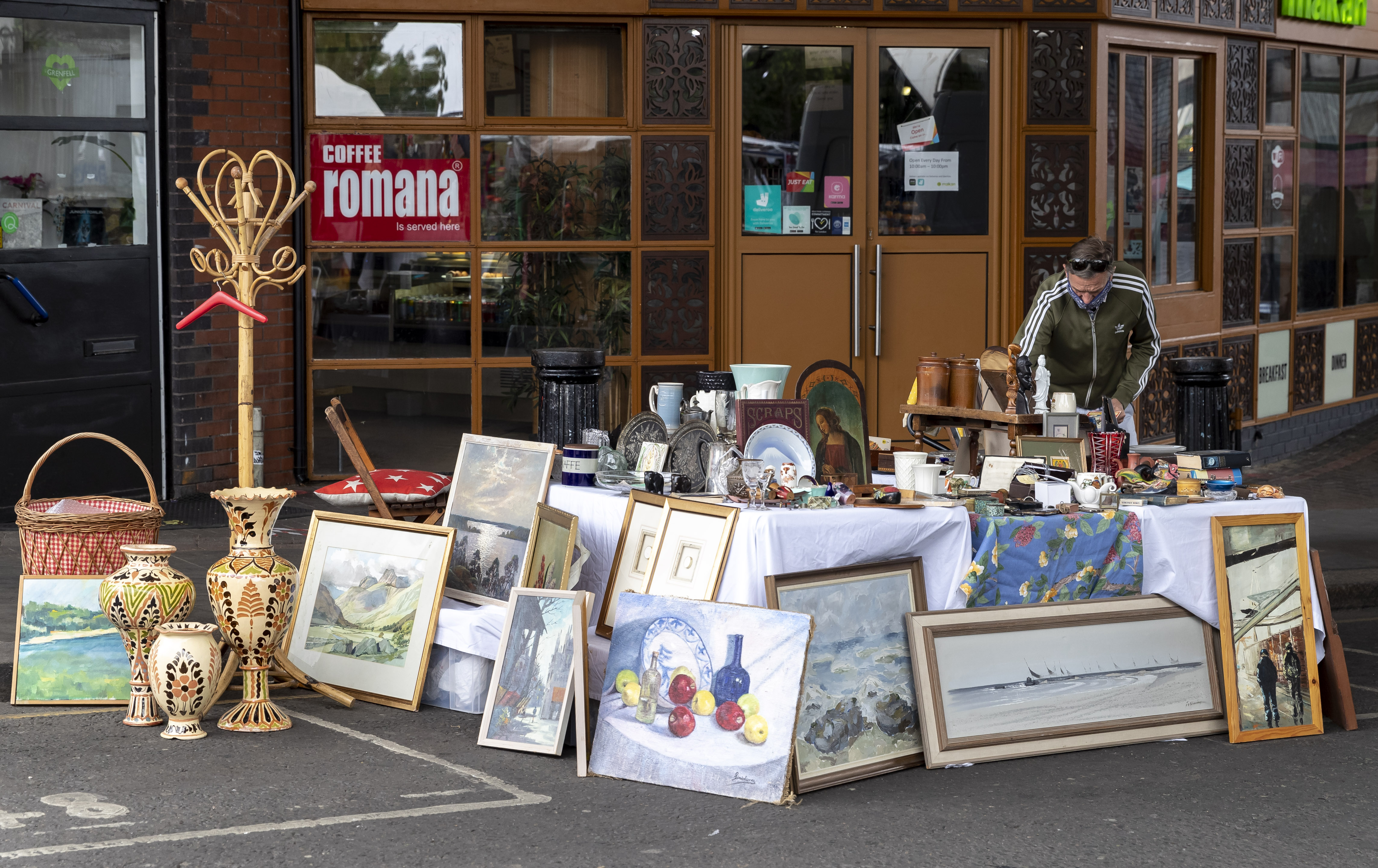 诺丁山集市重开 感受英式"烟火气"(1)