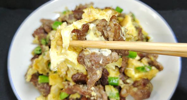 牛肉炒鸡蛋:一盘满是优质蛋白!花5分钟炒一盘,美味滋补难停歇