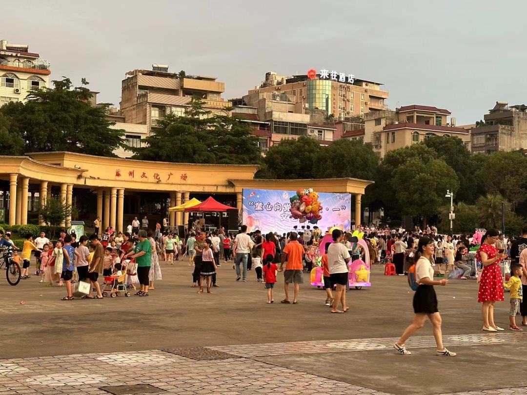 梧州市藤县这个广场占地超大,夜夜都这么热闹,你知道是哪吗?