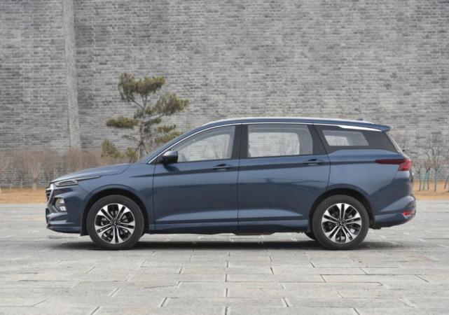 五菱牌"保姆车",10w开走自动挡,配177ps隔音玻璃,年销6万台