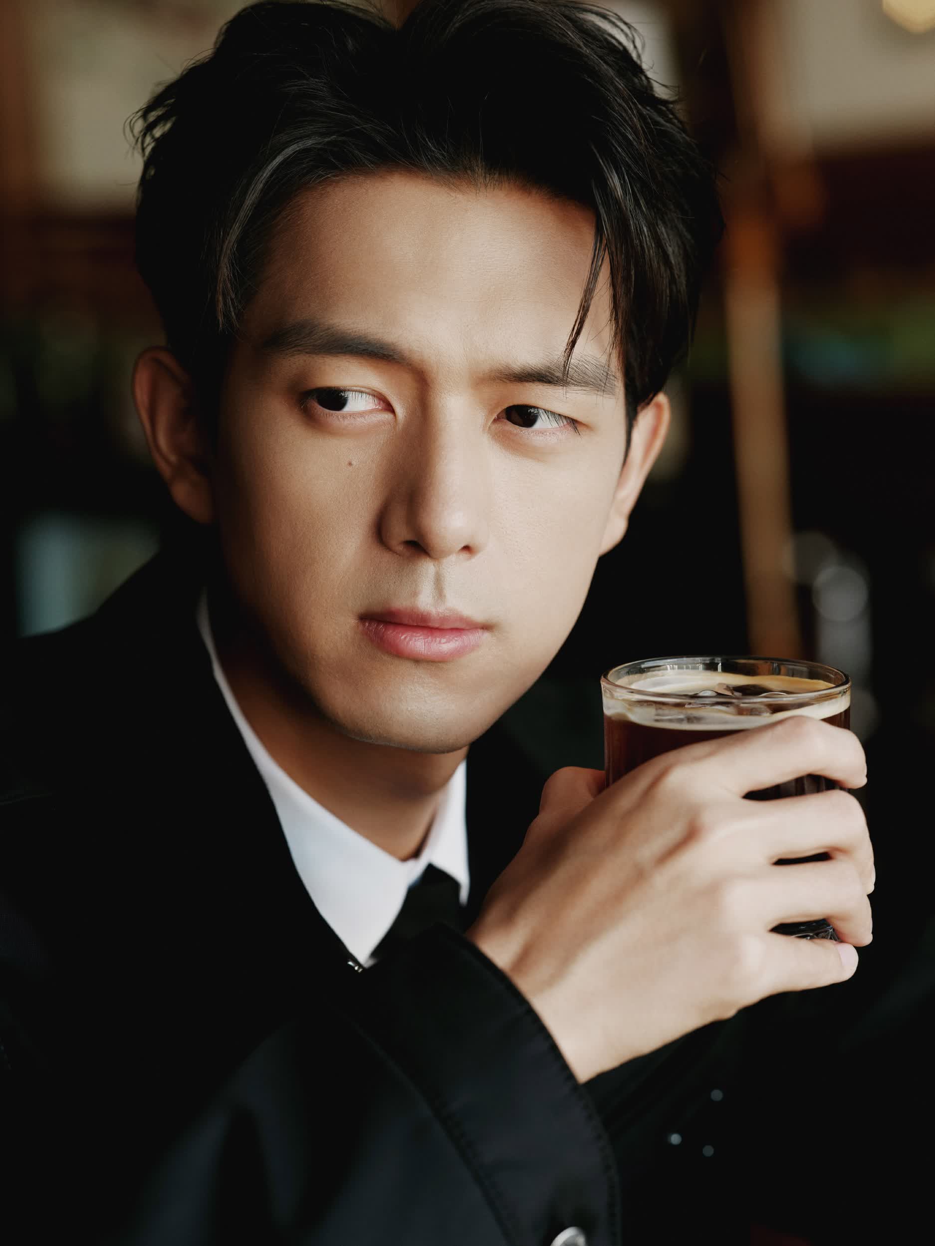 李现新造型曝光!正装帅气十足,网友惊呼"不一样的帅"!