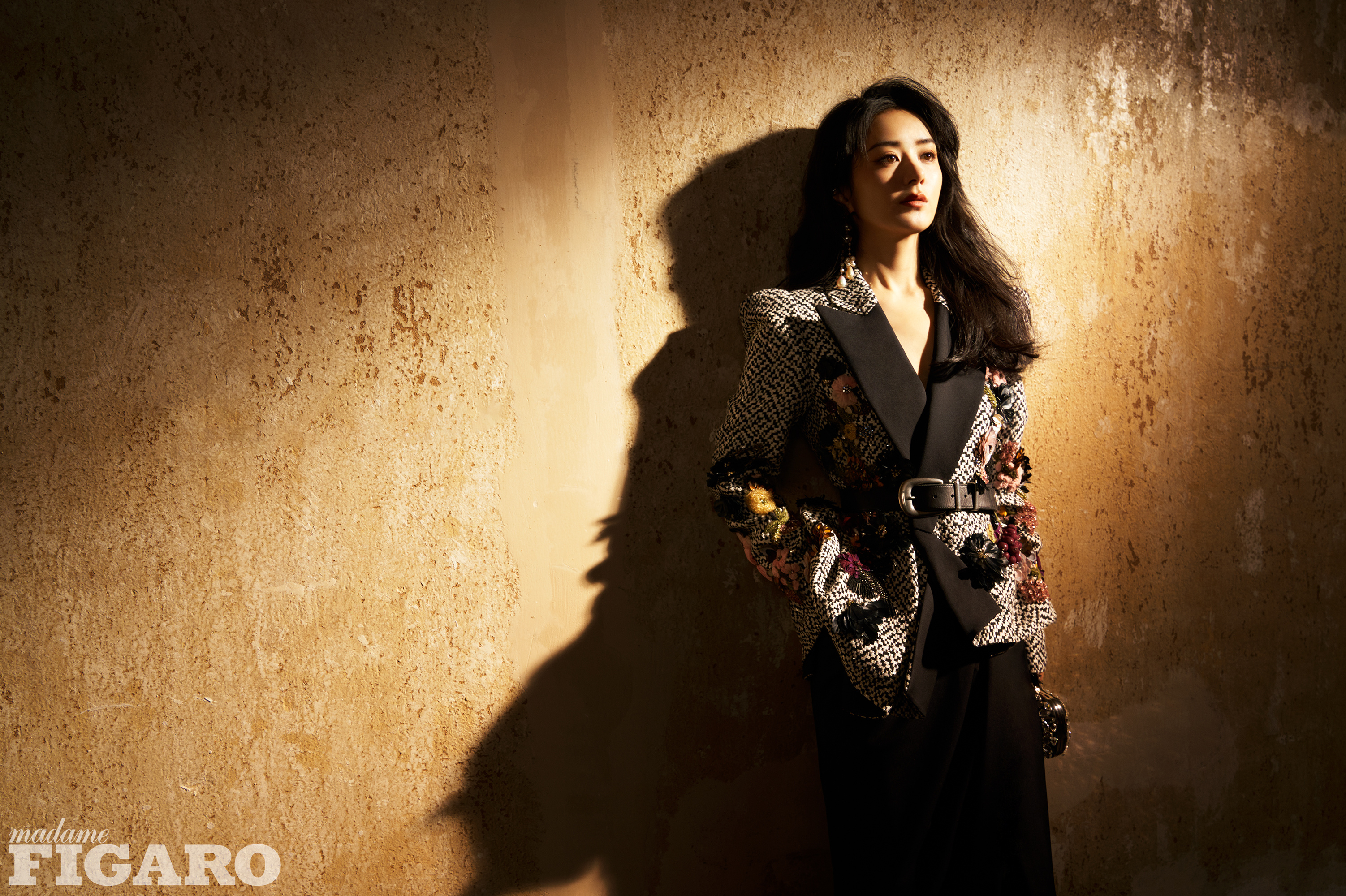 赵丽颖费加罗开年刊封面,露背长裙性感迷人,浓浓港风梦回许半夏