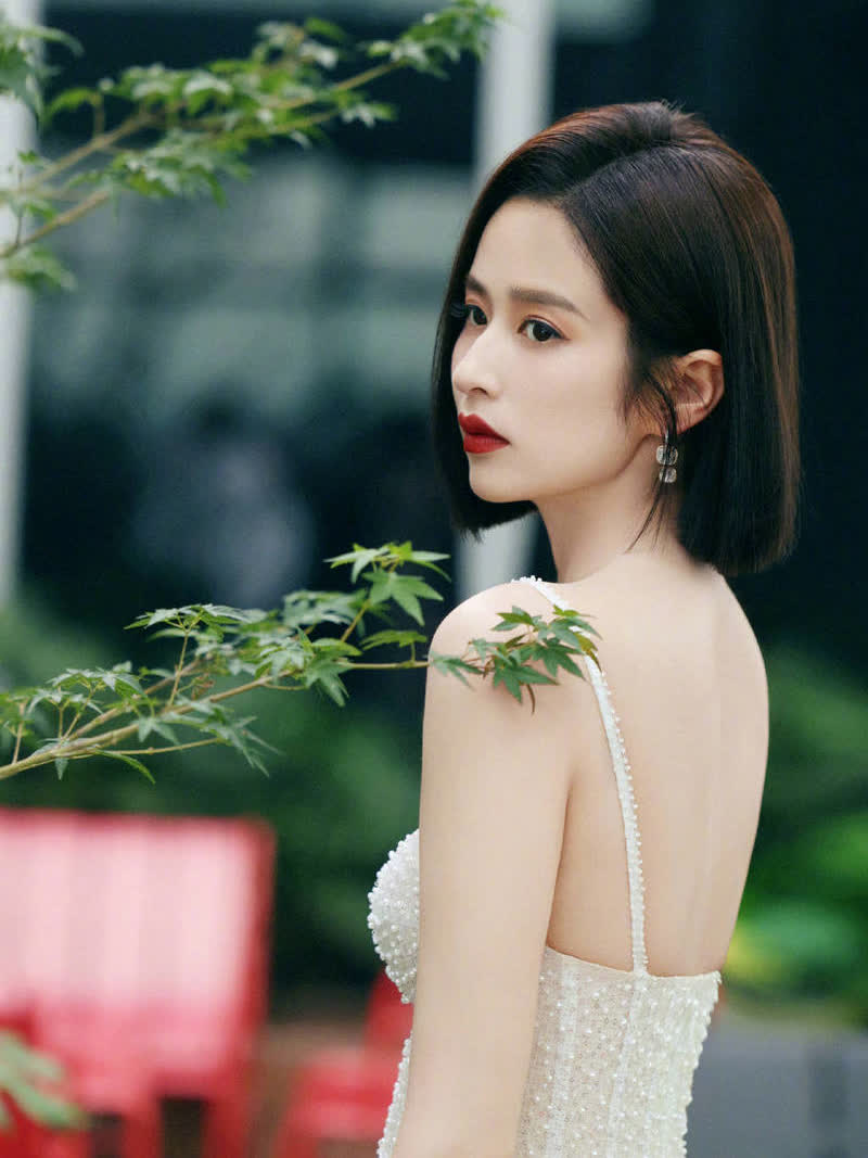 颖儿户外写真,大秀美肩尽显好身材!