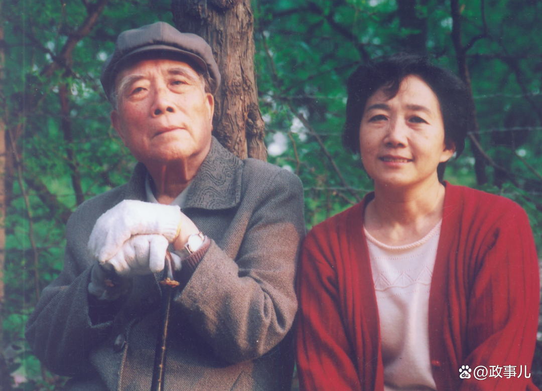 2004年秋，魏平陪父亲魏巍散步。