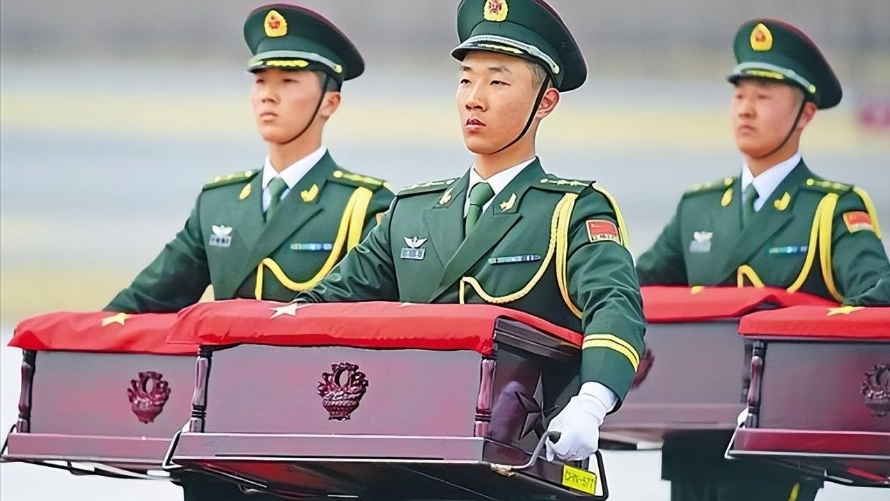 烈士牺牲时,为何有的盖国旗,有的盖军旗?区别在哪里?