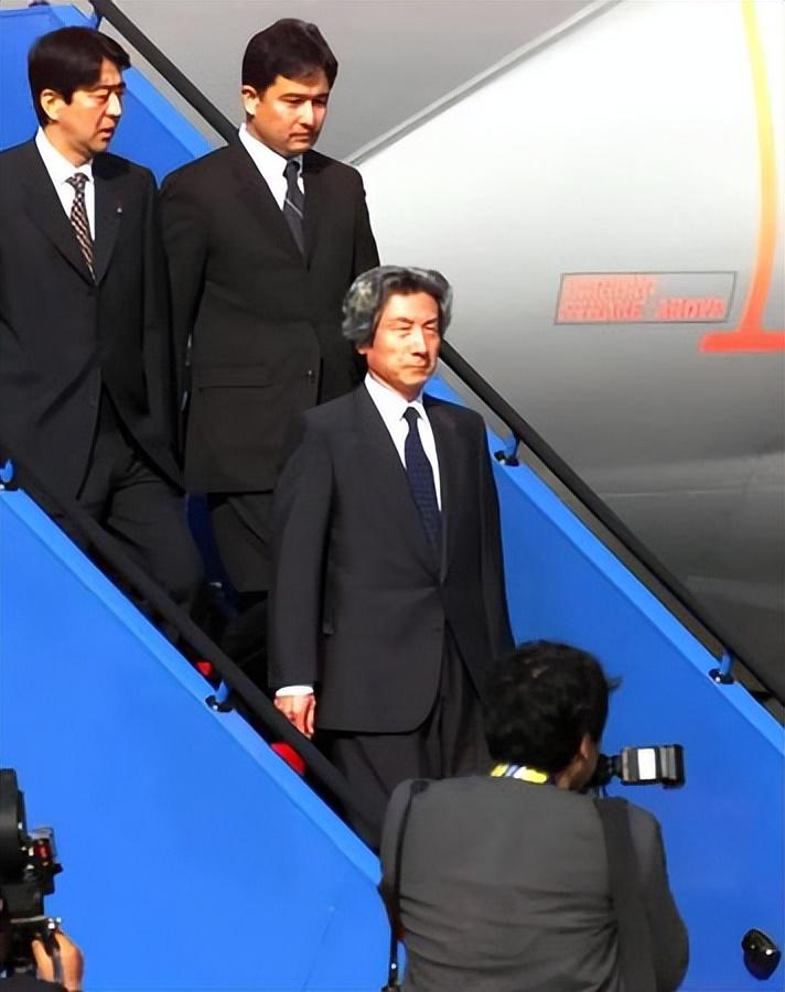 2001年小泉纯一郎访华参观中国抗日纪念馆后用毛笔写下两个字